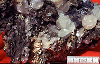 Pseudomorphose pyrrhotite-marcasite, calcite